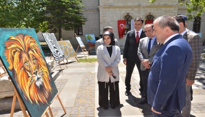 Elbistan’da 19 Mayıs Gençlik Resim Sergisi açıldı.