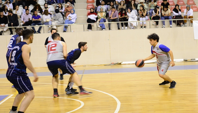 Basketbol Takımıyla Dostluk Maçı Gerçekleştirdi.