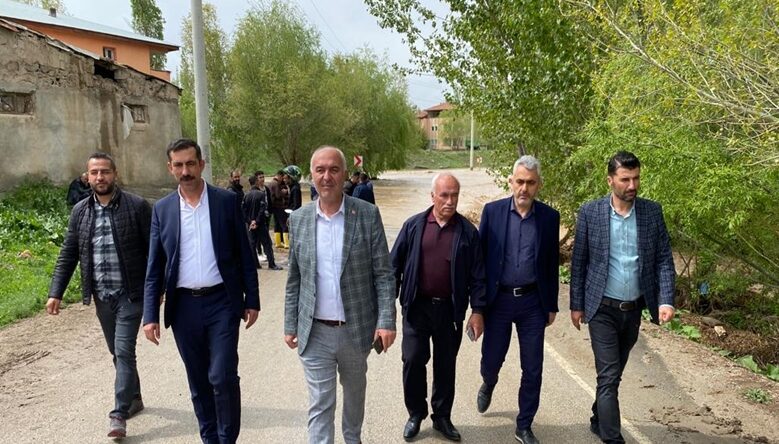 Başkan Tıraş Geçit mahallesindeki sel baskının yerinde inceledi.