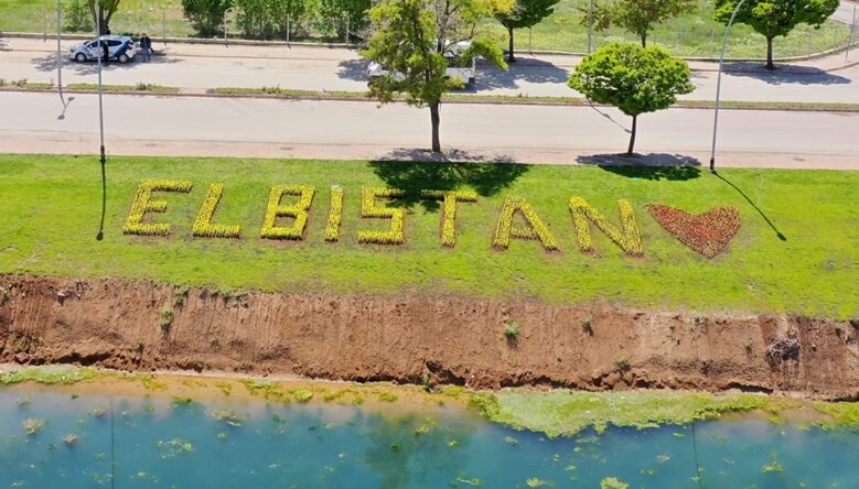 Elbistan çiçeklerle donatılıyor.