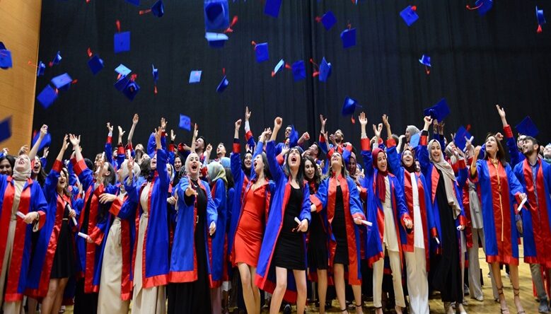 Öğrenciler Meslek Yeminlerini Ederek Mezun Oldu.