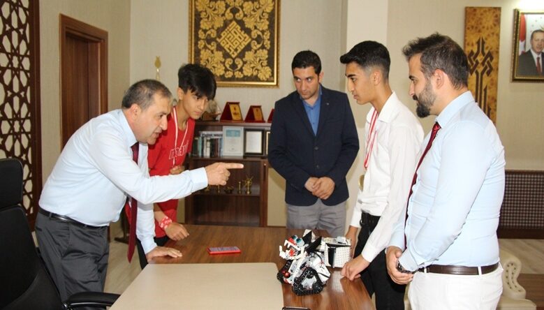 Elbistanlı Öğrenciler Robot Tasarım Yarışmasında Türkiye Birincisi oldu.