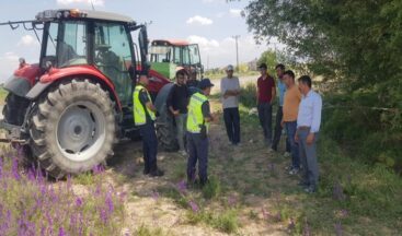 Jandarma Traktör Sürücülerini Denetlendi ve Sürücülere Eğitim Verdi.