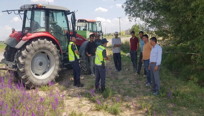 Jandarma Traktör Sürücülerini Denetlendi ve Sürücülere Eğitim Verdi.