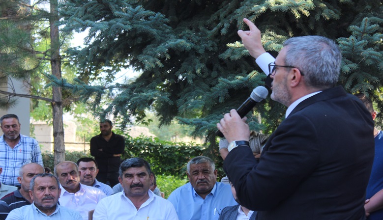 Mahir Ünal, Çiçek Mahallesi sakinleriyle buluştu.