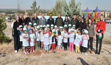 Bahçeşehir Kolejinde Fidanlar Toprakla buluştu.