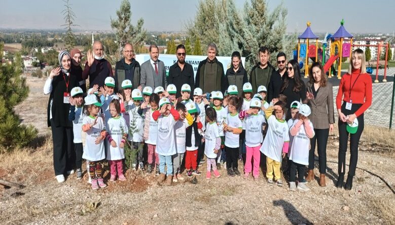 Bahçeşehir Kolejinde Fidanlar Toprakla buluştu.