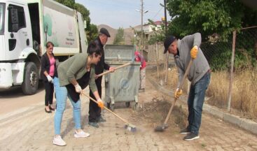 Köy halkıyla belediye ekipleri çevre temizliği yaptı.