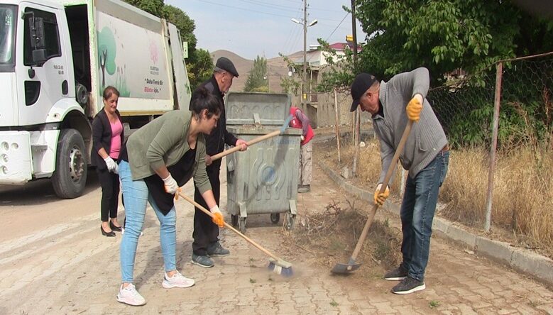 Köy halkıyla belediye ekipleri çevre temizliği yaptı.