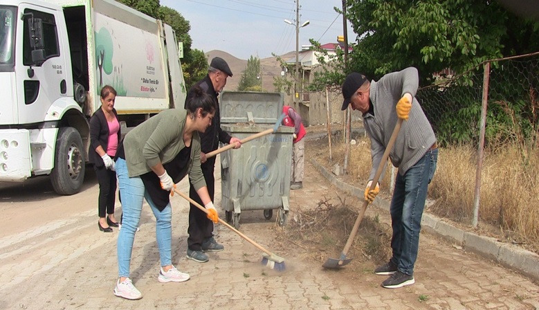 Köy halkıyla belediye ekipleri çevre temizliği yaptı.