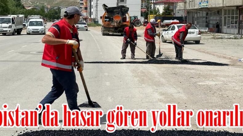 Elbistan’da hasar gören yollar onarılıyor.