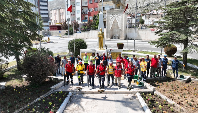 Büyükşehir’in Temizlik Timi Elbistan’da Sahada.