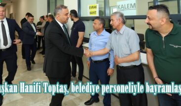 Başkan Hanifi Toptaş, belediye personeliyle bayramlaştı.