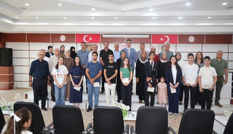 Kaymakam Demirel, LGS ve YKS’de derece alan öğrencileri ödüllendirdi.