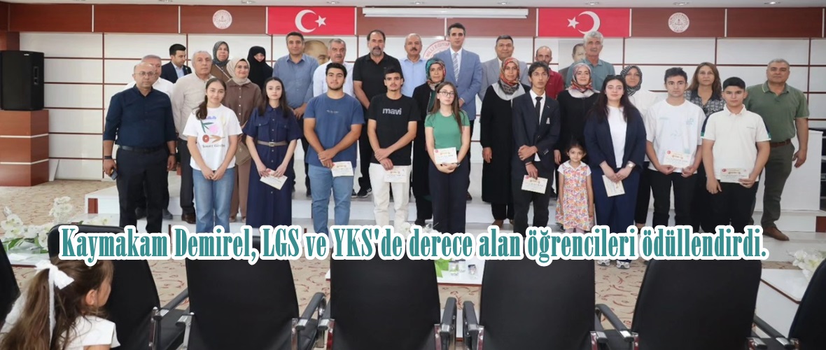 Kaymakam Demirel, LGS ve YKS’de derece alan öğrencileri ödüllendirdi.