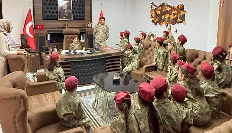 Elbistanlı Öğrencilerden Jandarma Komutanlığına Üniformalı ziyaret.