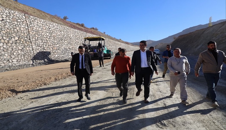 Kaymakam Demirel, Karayolları çalışmalarında incelemelerde bulundu.