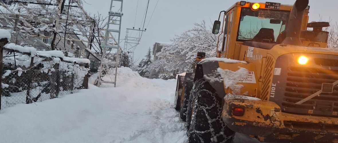 Büyükşehir Kar Mesaisini Sürdürüyor; Ekiplerden Kesintisiz Çalışma