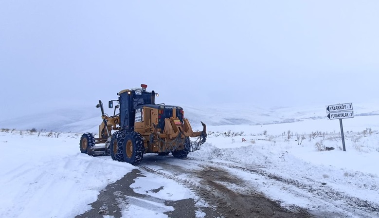 Büyükşehir, Kuzey İlçelerde 48 Araçla Karla Mücadelesini Sürdürüyor.