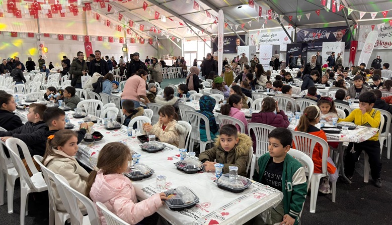 Ramazan’ın En Tatlı Sofrası Kuruldu, Çocuklar Tekne Orucuyla İftarını Açtı.