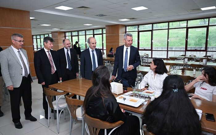 KSÜ Rektörü Prof. Dr. İbrahim Taner Okumuş Öğrencilerle Yemekte Buluştu.