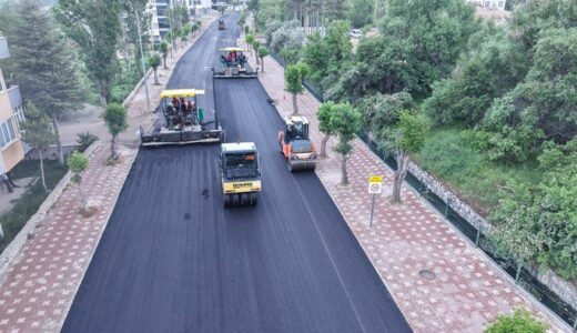 Büyükşehir’den Elbistan Pınarbaşı Caddesi’nde Kesintisiz Asfalt Mesaisi.