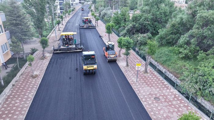 Büyükşehir’den Elbistan Pınarbaşı Caddesi’nde Kesintisiz Asfalt Mesaisi.