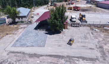Büyükşehir, Elbistan İncecik’te Mezarlık Yolunu Kilit Parkeyle Yeniliyor.