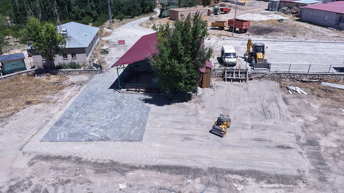 Büyükşehir, Elbistan İncecik’te Mezarlık Yolunu Kilit Parkeyle Yeniliyor.
