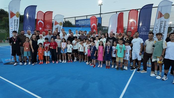 15 Temmuz Spor Vadisi’nde Ödüllü Tenis Turnuvasında Şampiyonlar Belli Oldu.