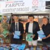 Ahmet Selçuk İlhan ve Şifo Mehmet’den Yarpuz Edebiyat Dergisi standına ziyaret.