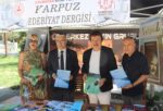 Ahmet Selçuk İlhan ve Şifo Mehmet’den Yarpuz Edebiyat Dergisi standına ziyaret.