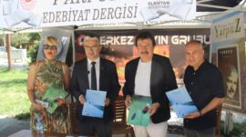 Ahmet Selçuk İlhan ve Şifo Mehmet’den Yarpuz Edebiyat Dergisi standına ziyaret.