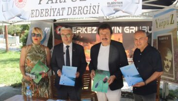 Ahmet Selçuk İlhan ve Şifo Mehmet’den Yarpuz Edebiyat Dergisi standına ziyaret.