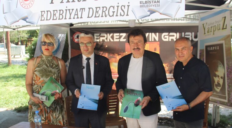 Ahmet Selçuk İlhan ve Şifo Mehmet’den Yarpuz Edebiyat Dergisi standına ziyaret.
