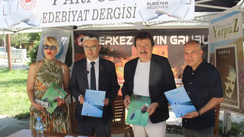 Ahmet Selçuk İlhan ve Şifo Mehmet’den Yarpuz Edebiyat Dergisi standına ziyaret.