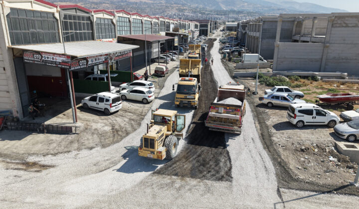 Büyükşehir, Yeni Sanayi Sitesi’nde 3 Kilometrelik Yolu Asfaltla Buluşturdu.