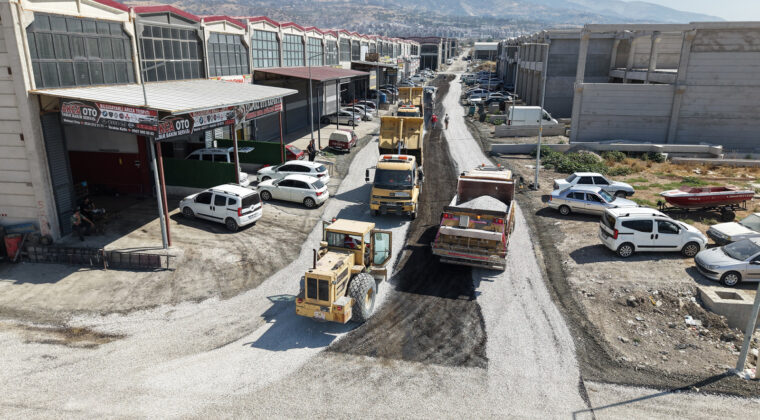 Büyükşehir, Yeni Sanayi Sitesi’nde 3 Kilometrelik Yolu Asfaltla Buluşturdu.