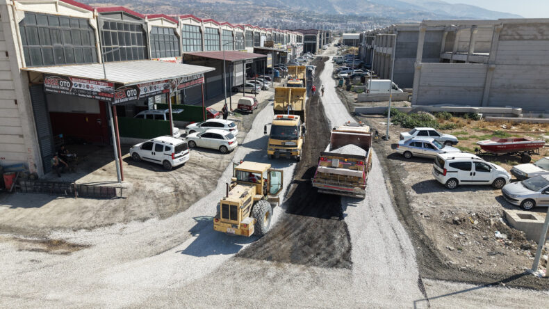 Büyükşehir, Yeni Sanayi Sitesi’nde 3 Kilometrelik Yolu Asfaltla Buluşturdu.