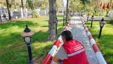 Büyükşehir’den Elbistan Hocazade ve Gariplik Mezarlıklarında Bakım Mesaisi.