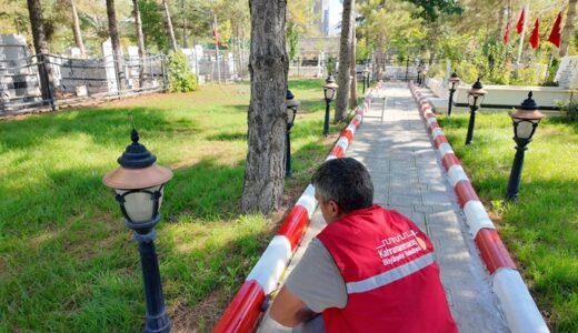 Büyükşehir’den Elbistan Hocazade ve Gariplik Mezarlıklarında Bakım Mesaisi.