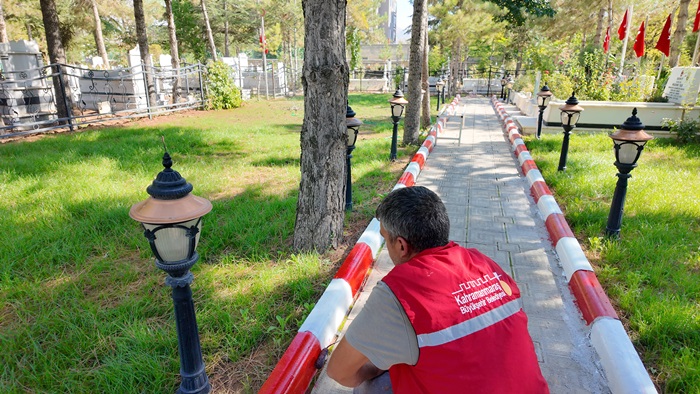 Büyükşehir’den Elbistan Hocazade ve Gariplik Mezarlıklarında Bakım Mesaisi.