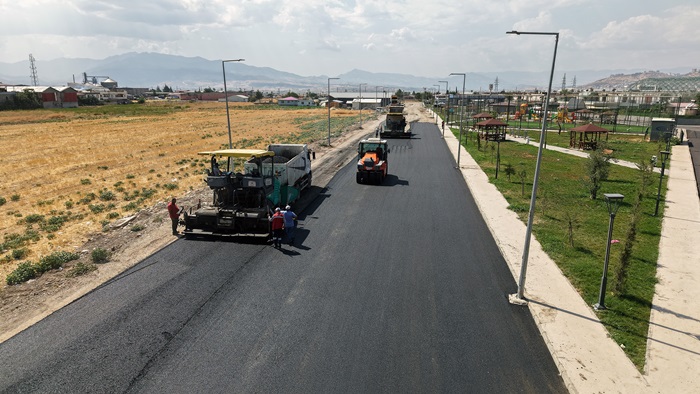 Büyükşehir, Dulkadiroğlu’nda Asfalt Mesaisini Sürdürüyor.